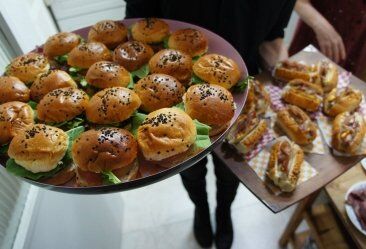Visão de futuro: bandejas para servir salgados e aperitivos em festas Visão de futuro: bandejas para servir salgados e aperitivos em festas